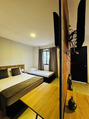 Desk, laptop workspace, free WiFi, bed sheets - Romeral Club Campestre (La Estrella)