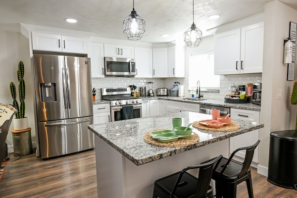 Jääkaappi, mikroaaltouuni, uuni, liesi