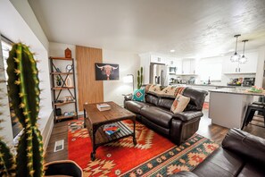 Smart TV, foosball, books - Arvada Getaway - Hot Tub, Fire Pit, Light Rail (Arvada)