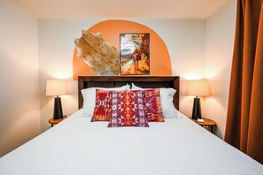 3 bedrooms, desk, iron/ironing board, travel crib - Arvada Getaway - Hot Tub, Fire Pit, Light Rail (Arvada)