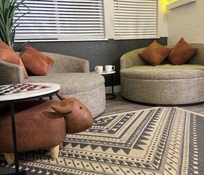 スマートテレビ、テーブルサッカー台、書庫