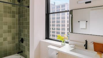 Baignoire, sèche-cheveux, serviettes fournies, savon