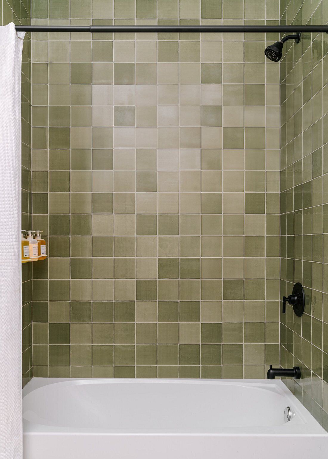 Une salle de bain équipée d’une baignoire, d’une douche et d’un sèche-mains.