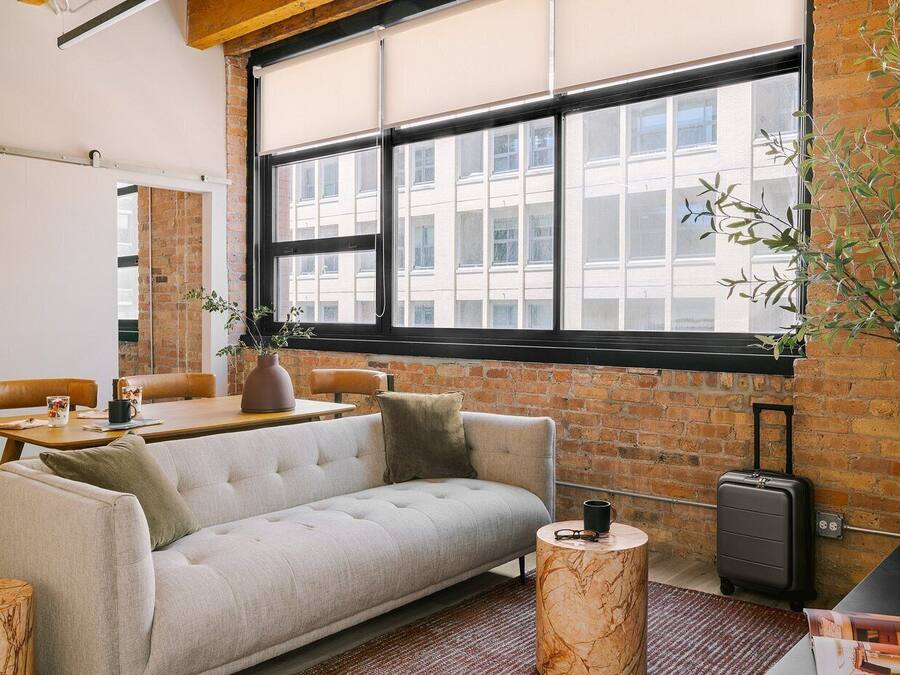 Apartamento superior, 2 quartos, cozinha | Área de estar | TV LED, Netflix, Hulu, serviços de streaming