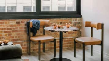Comfort Apartment, 1 King Bed, Kitchen, City View | In-room dining
