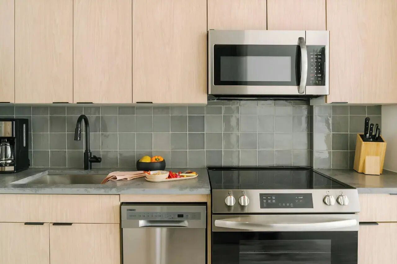 Comfort Apartment, 1 Katil Raja (King), Kitchen, City View | Dapur peribadi | Peti sejuk/penyejuk beku saiz penuh, ketuhar gelombang mikro, ketuhar 