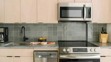 Comfort Apartment, 1 Katil Raja (King), Kitchen, City View | Dapur peribadi | Peti sejuk/penyejuk beku saiz penuh, ketuhar gelombang mikro, ketuhar