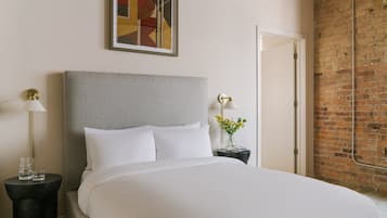 Hochwertige Bettwaren, laptopgeeigneter Arbeitsplatz