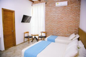 Habitación triple clásica | Edredón, wifi gratis y ropa de cama 