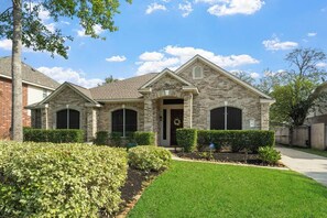 Exterior - Fabulous Woodlands Home w/pool (Conroe)
