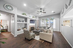 Living area - Fabulous Woodlands Home w/pool (Conroe)