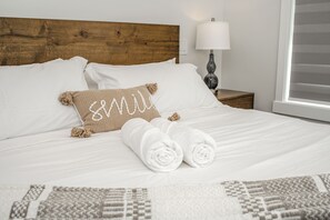 5 slaapkamers, een bureau, een strijkplank/strijkijzer, reisbedje