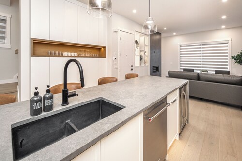 Top 1% Luxury YYC |  New Build | Mins to DT