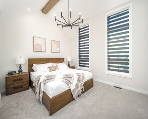 5 bedrooms, desk, iron/ironing board, travel cot - Top 1% Luxury YYC |  New Build | Mins to DT (Calgary)
