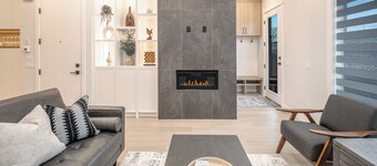 Top 1% Luxury YYC |  New Build | Mins to DT