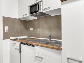 Microwave, stovetop - Modern studio apartments in Nuremberg (Stein)