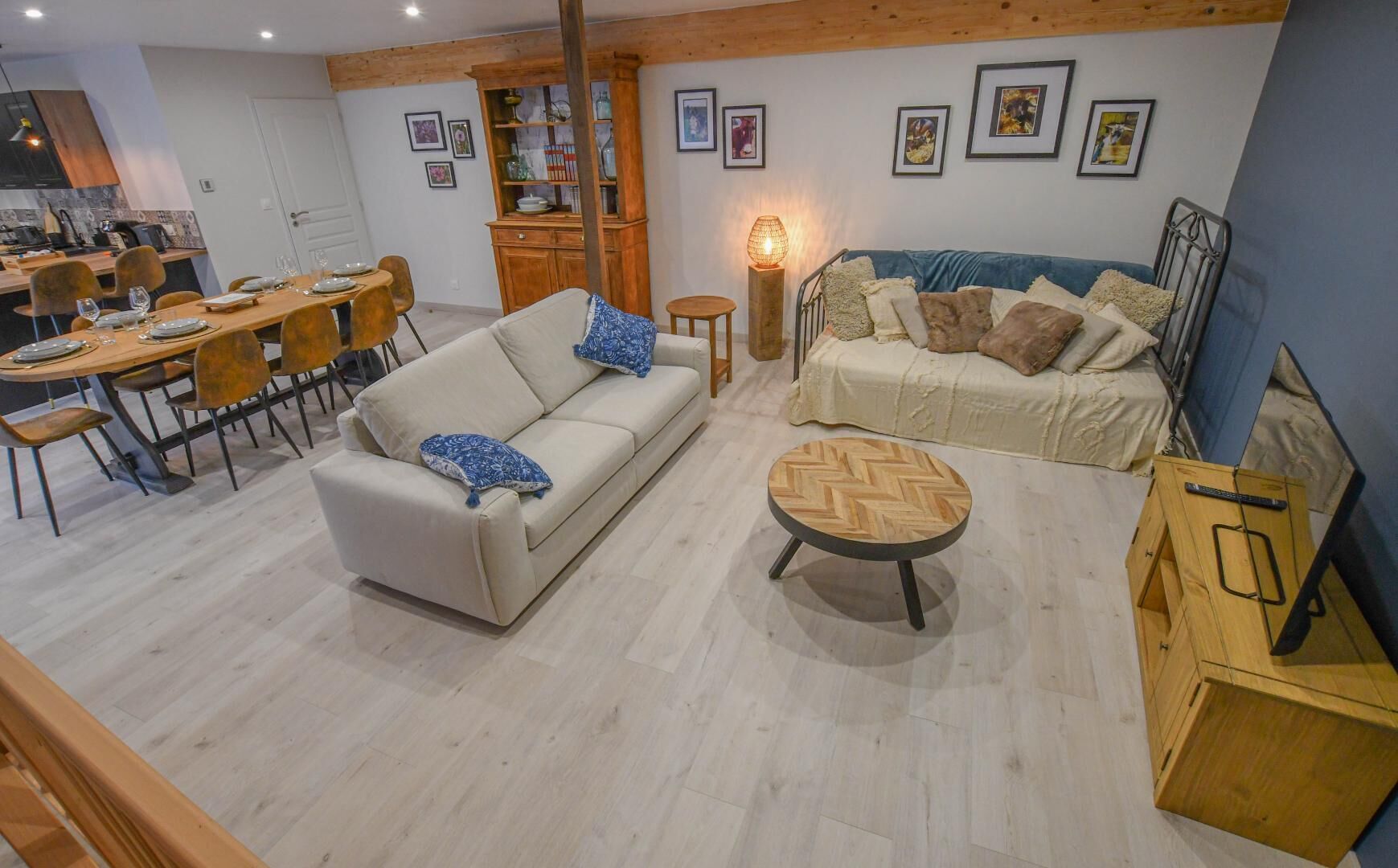 Uma sala de estar moderna com sofá, mesa de centro e área de jantar.