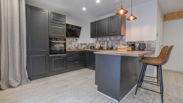 Een microgolfoven, een vaatwasser, een kinderstoel