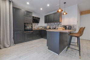 Mikrobølgeovn, opvaskemaskine, højstol