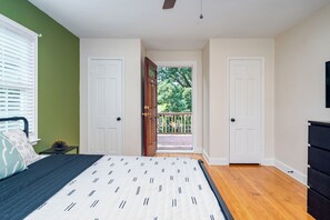 Tabla de planchar con plancha, wifi gratis y ropa de cama