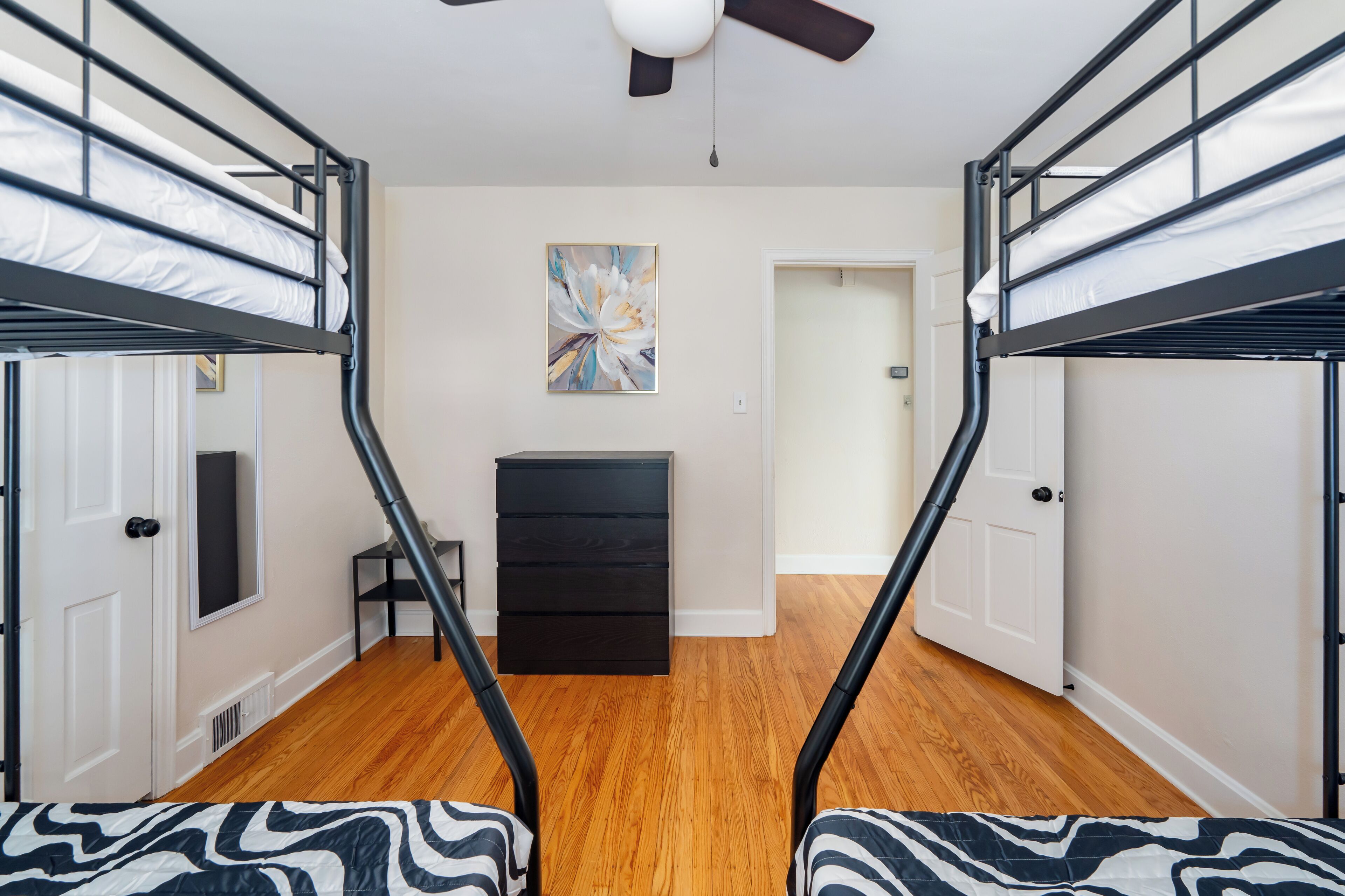 Een strijkplank/strijkijzer, gratis wifi, beddengoed