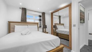 Iron/ironing board, free WiFi, bed sheets