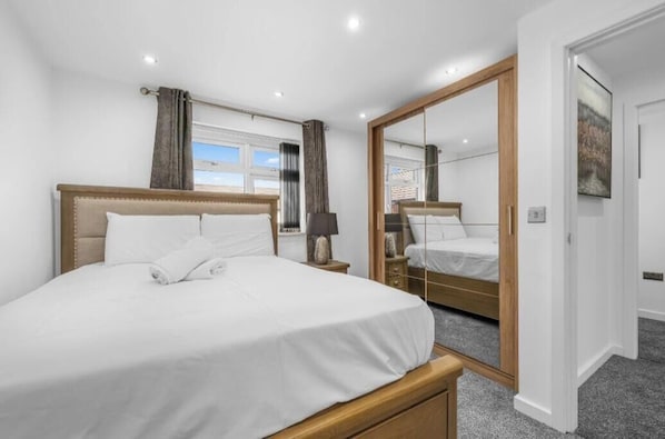 Iron/ironing board, free WiFi, bed sheets - Maine place luxury home in Manchester, Sleeps 6 (Manchester)