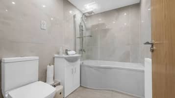 Een douche, een haardroger, handdoeken