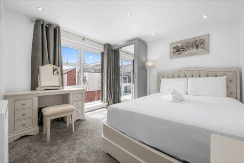 Maine place Luxury home in Manchester, 6 guests, Discounts on weekly and Monthly stays