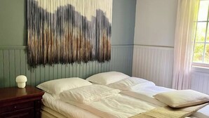 9 bedrooms, iron/ironing board, WiFi, bed sheets - Lodge in a unique fjord (Vikøyri)