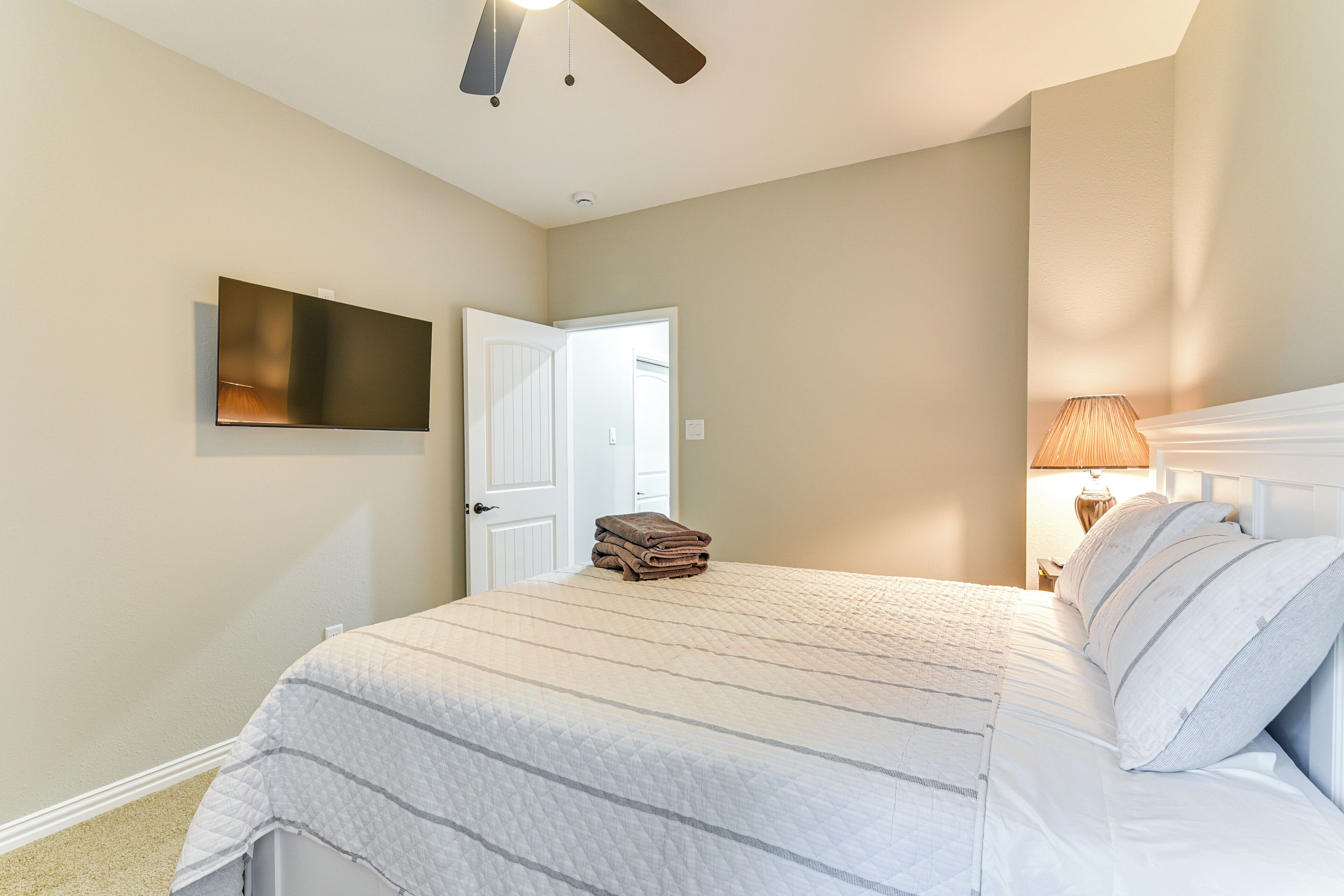 4 bedrooms, iron/ironing board, Internet, bed sheets