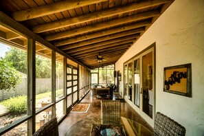 Outdoor dining - 4 Private King Suites-Close to Main Street (Fredericksburg)