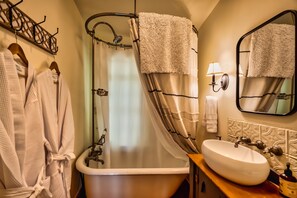 Shower, towels - 4 Private King Suites-Close to Main Street (Fredericksburg)