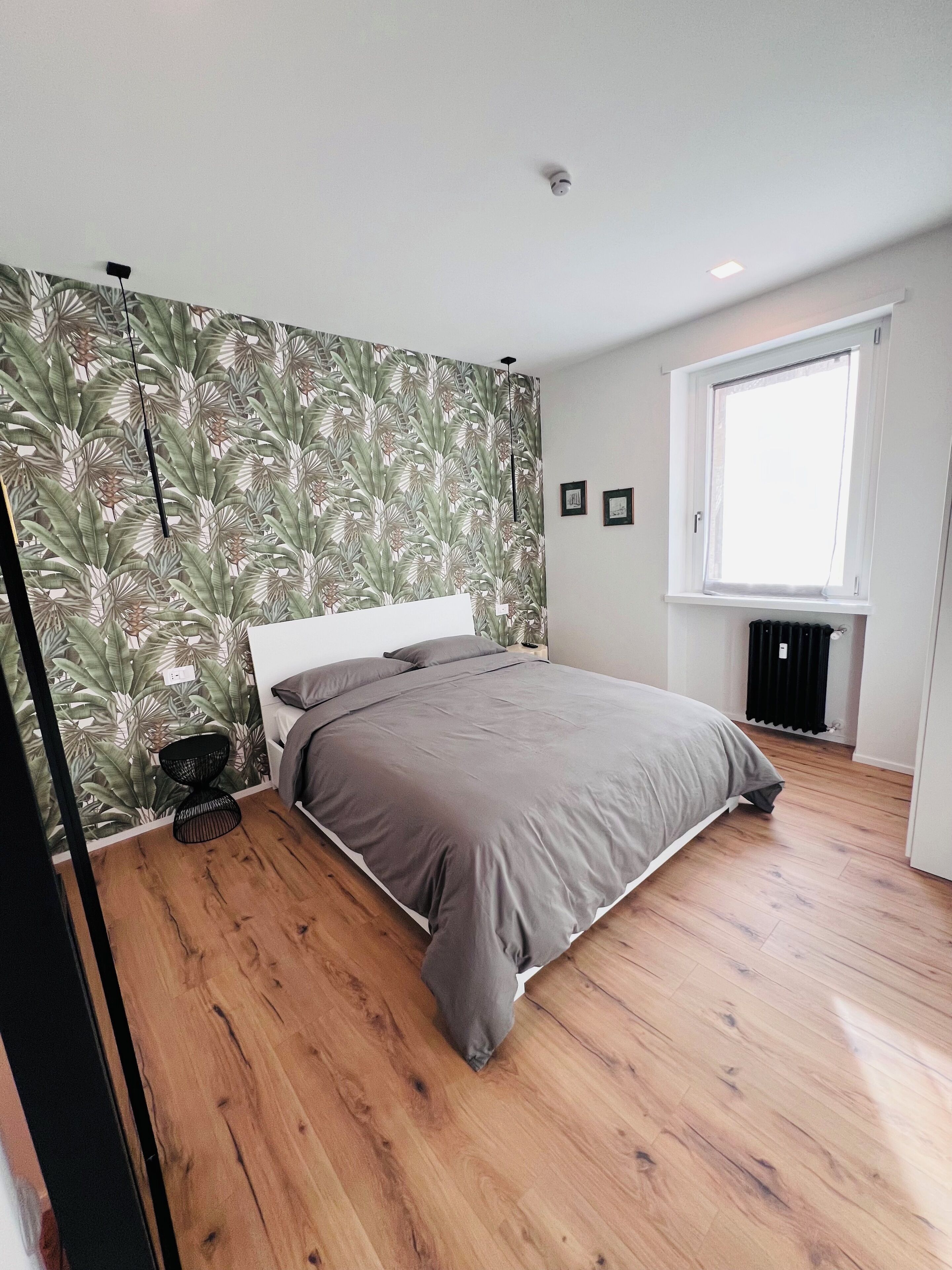 Tabla de planchar con plancha, wifi y ropa de cama 