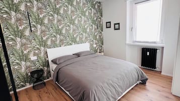 Tabla de planchar con plancha, wifi y ropa de cama