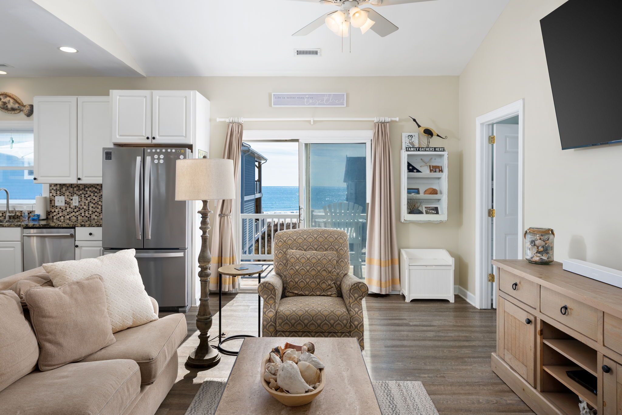 TV connectée, lecteur de DVD, livres