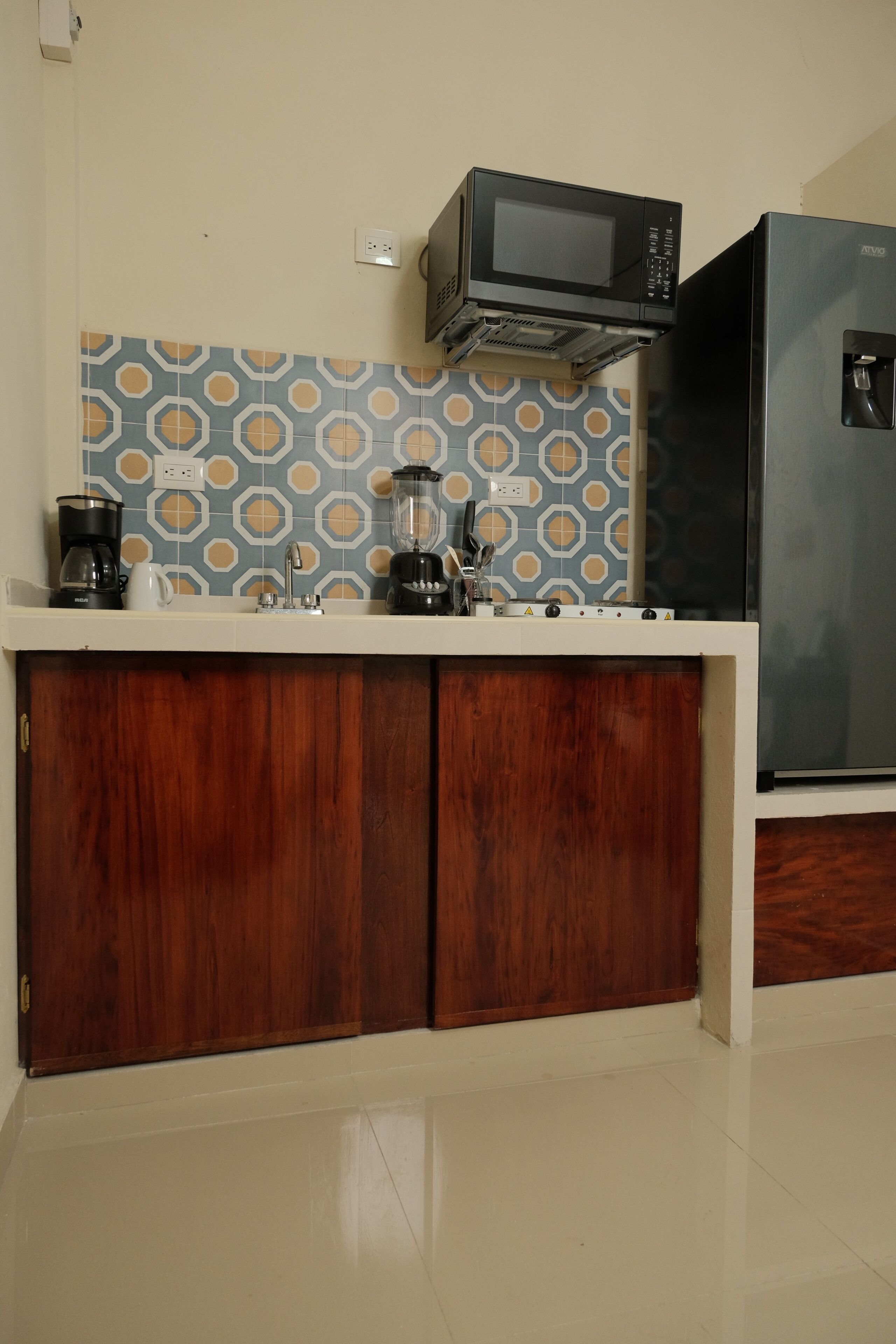 Kjøleskap, mikrobølgeovn og kjøkkenutstyr