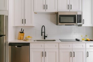 Frigorífico grande, microondas, placa de cocina y lavavajillas