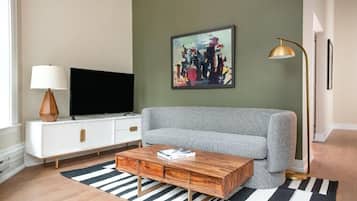 Superior appartement, 1 queensize bed, keuken, uitzicht op de stad | Woonkamer | Smart-tv