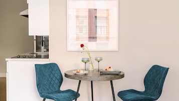 Superior Apartment, 2 Bedrooms, City View | In-room dining