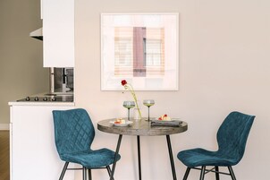 Superior Apartment, 2 Bedrooms, City View | In-room dining
