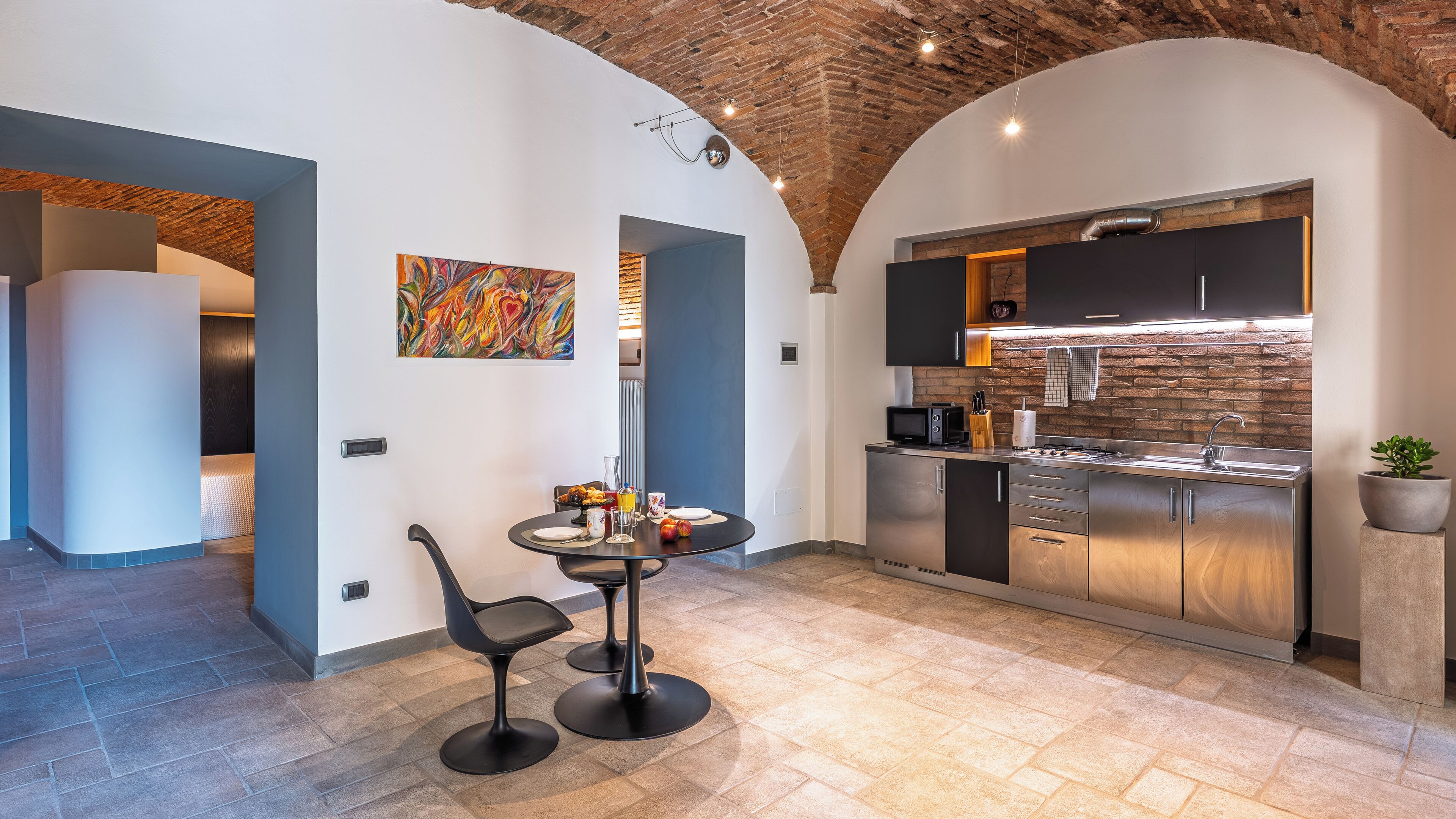 Frigorifero, microonde, macchina per tè/caffè, tostapane