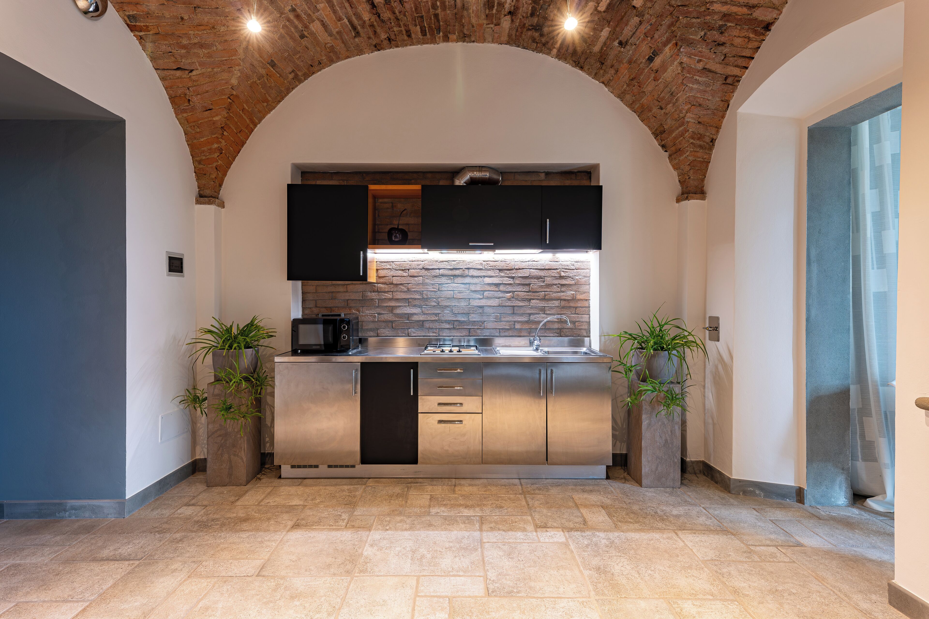 Kühlschrank, Mikrowelle, Wasserkocher mit Kaffee-/Teezubehör, Toaster