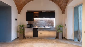 Kühlschrank, Mikrowelle, Wasserkocher mit Kaffee-/Teezubehör, Toaster