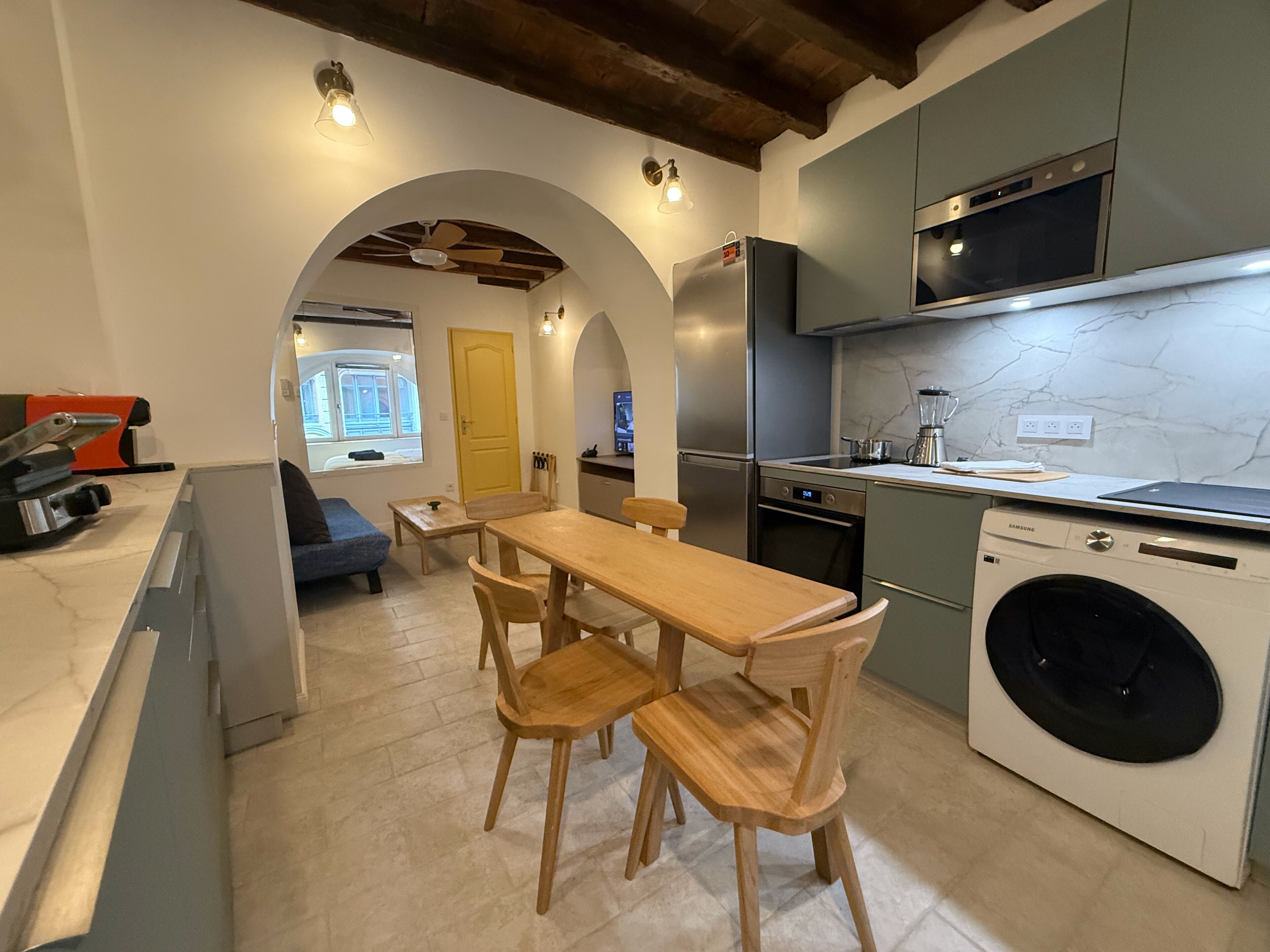 Réfrigérateur, micro-ondes, four, plaque de cuisson