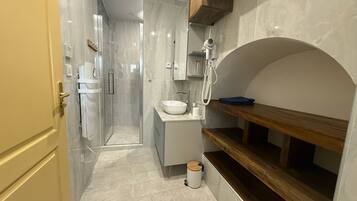 Douche, sĂšche-cheveux, serviettes fournies, savon