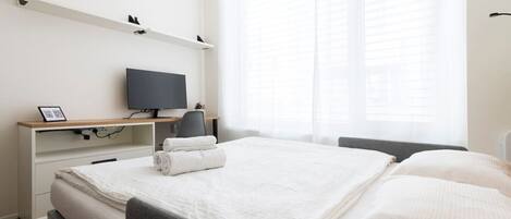 Bureau, fer et planche Ă repasser, Wi-Fi, draps fournis