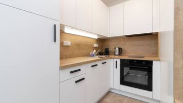 Frigorifero, microonde, forno, piano cottura