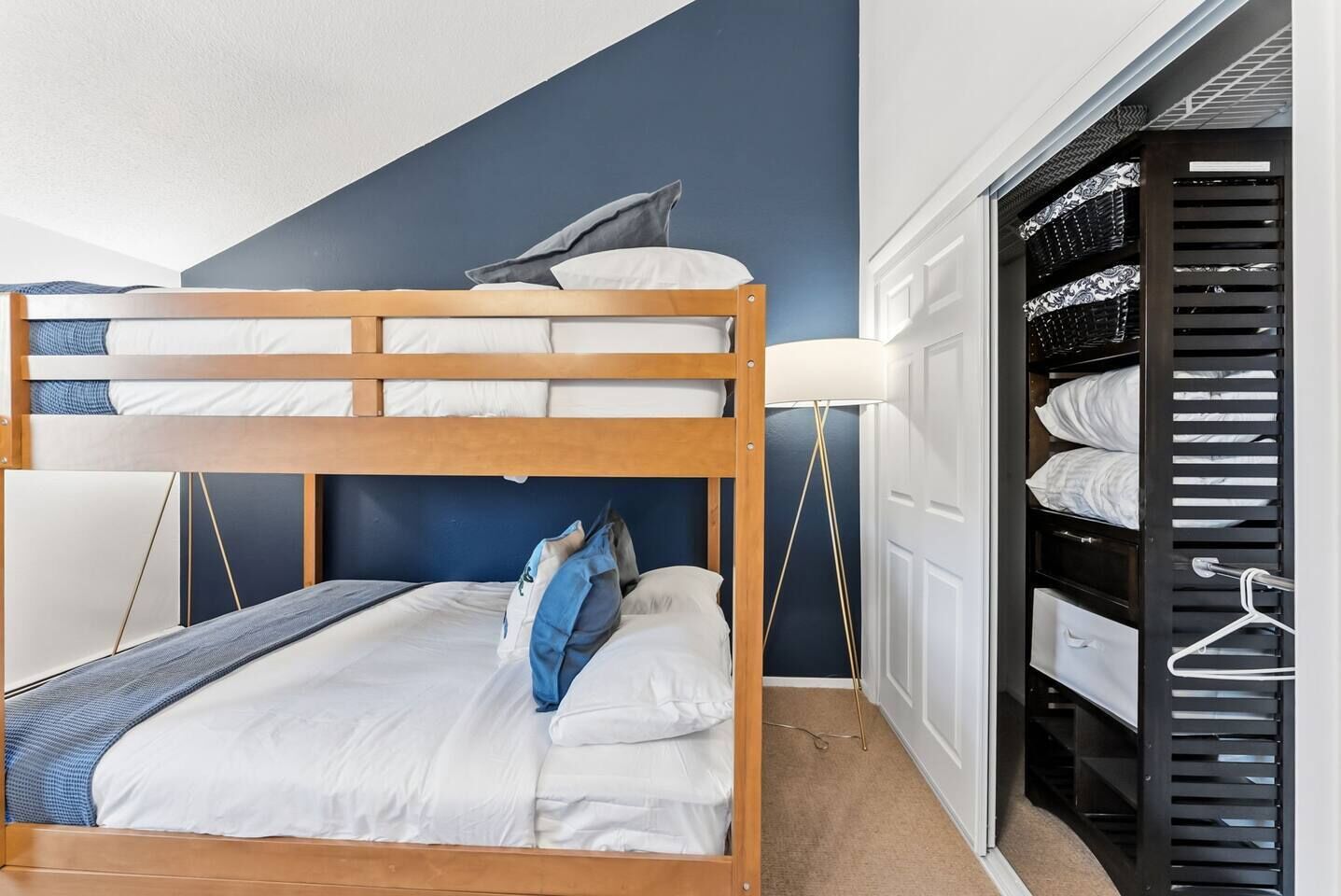 2 habitaciones, tabla de planchar con plancha, wifi y ropa de cama 