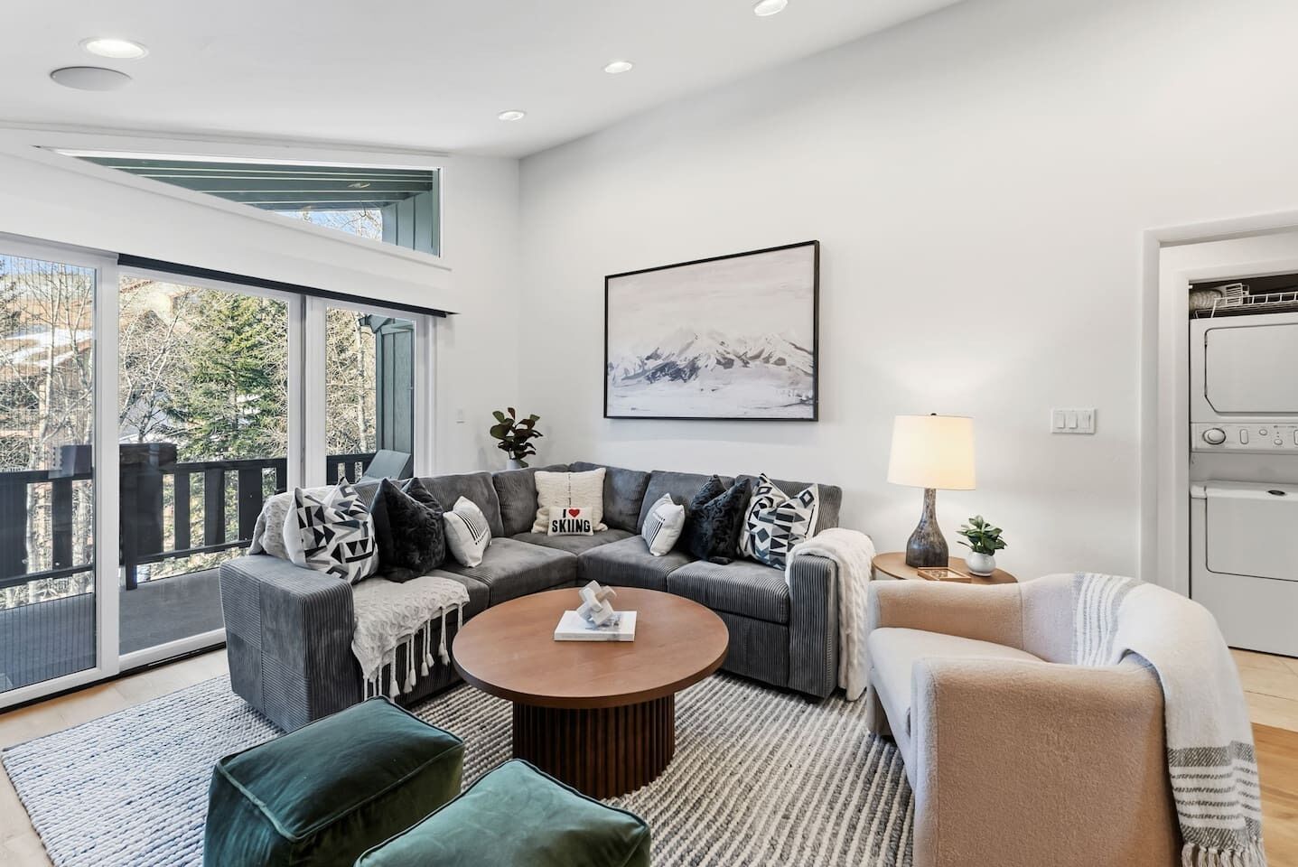 Televisión y chimenea 